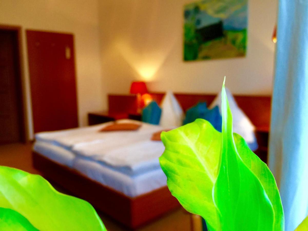 Zu Den Linden - Radebeul Pension Mit Restaurant Экстерьер фото